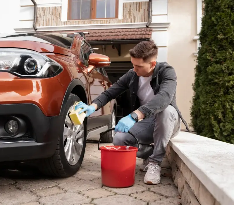 Lavage auto à domicile Bourseville : professionnel intervenant sur un véhicule